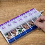 7-Day Push Button Pill, Medicine, Vitamin Organizer with AM/PM Large Compartments - Bilde 4